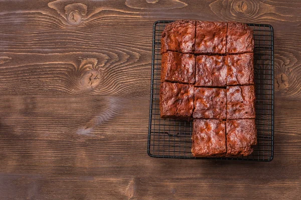 Brownie sobre un fondo de madera oscura —  Fotos de Stock