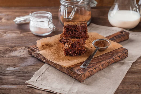 Brownie con leche sobre un fondo de madera oscura —  Fotos de Stock