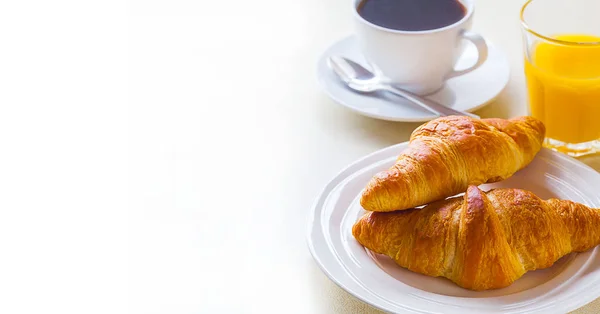 Croissant con caffè e succo d'arancia su fondo bianco — Foto Stock