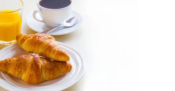 Croissant con caffè e succo d'arancia su fondo bianco — Foto Stock