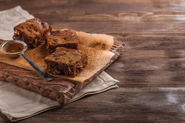 Brownie koyu ahşap arka plan üzerinde