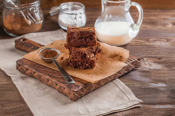 Brownie con leche sobre un fondo de madera oscura —  Fotos de Stock