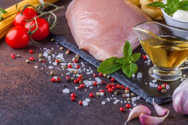 Türkiye, mozzarella ve domates karanlık bir arka plan ile makarna için malzemeler yatay olarak, boşaltmak