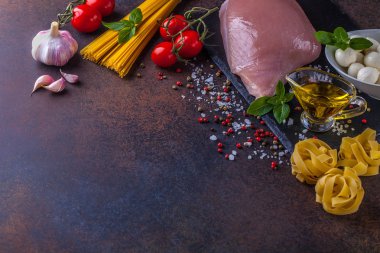 Türkiye, mozzarella ve domates karanlık bir arka plan ile makarna için malzemeler yatay olarak, boşaltmak