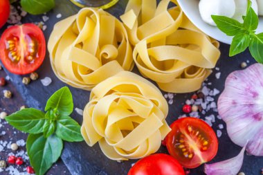 Malzemeler mozzarella ve domates karanlık bir arka plan ile makarna için yatay olarak