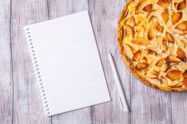 Üzerinde gri bir elmalı turta, Kırmızı elma, yatay olarak, boşaltmak arka plan