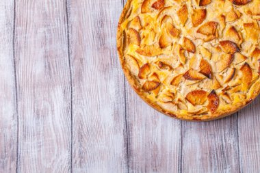 Üzerinde gri bir elmalı turta, Kırmızı elma, yatay olarak, boşaltmak arka plan