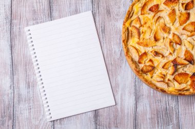 Üzerinde gri bir elmalı turta, Kırmızı elma, yatay olarak, boşaltmak arka plan