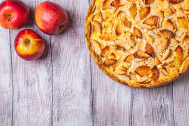 Üzerinde gri bir elmalı turta, Kırmızı elma, yatay olarak, boşaltmak arka plan