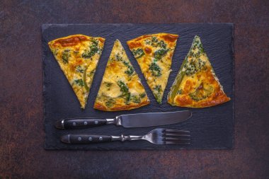 Omlet brokoli üzerinde siyah bir barut ile yatay olarak