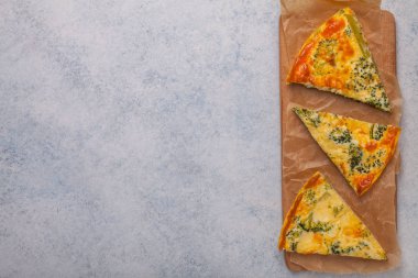 Omlet ile brokoli malzemelerle bir gri arka plan, yatay olarak, boşaltmak