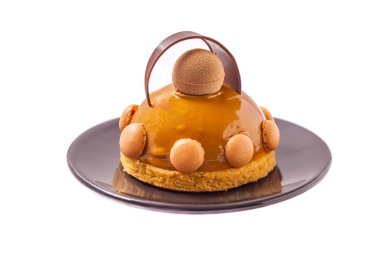 Mus ve beyaz arka plan, yatay karamel pasta