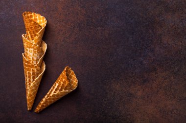 Gözleme dondurma koni, koyu arka plan