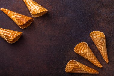 Gözleme dondurma koni, koyu arka plan