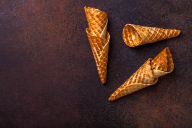 Gözleme dondurma koni, koyu arka plan