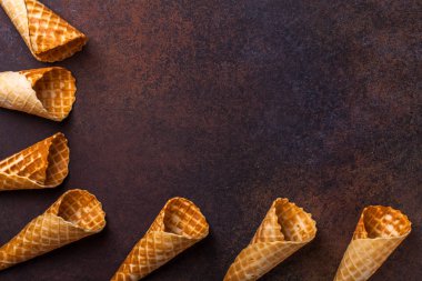 Gözleme dondurma koni, koyu arka plan