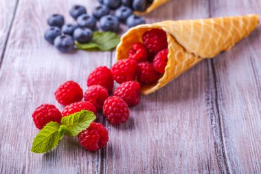 Şeker gözleme koni ile orman meyveleri yatay