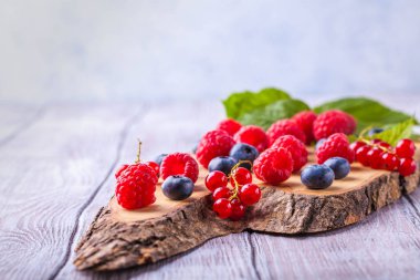 Şeker gözleme koni ile orman meyveleri yatay