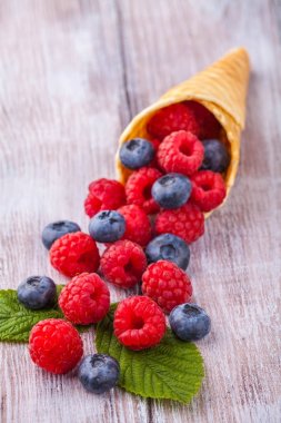 Gözleme koni orman meyveleri ile dikey olarak şeker