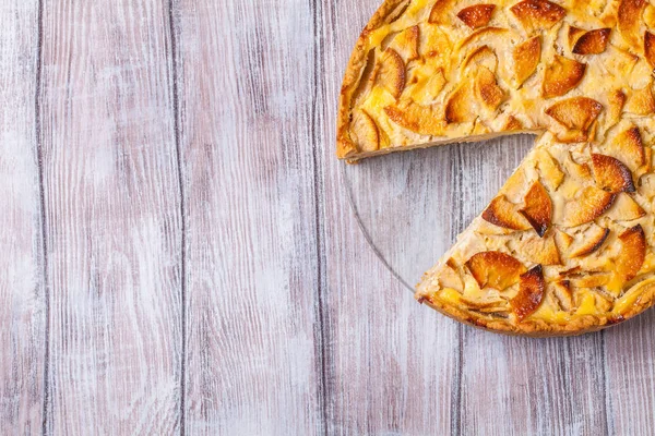 Apfelkuchen, rote Äpfel auf grauem Hintergrund, waagerecht, Kopierraum — Stockfoto