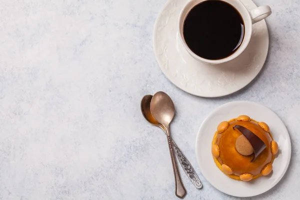 Kuchen aus Mousse und Karamellkaffee, horizontal — Stockfoto