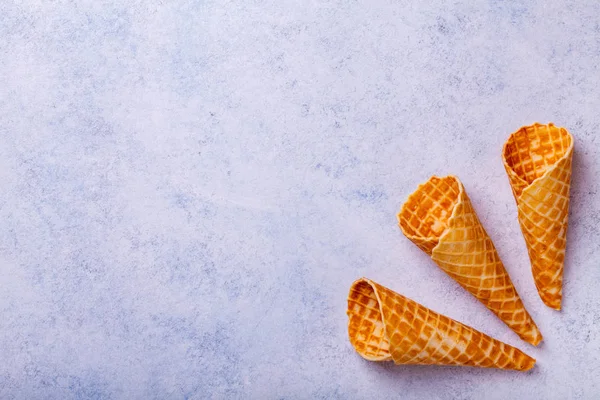 Cone de sorvete de waffle em um fundo leve — Fotografia de Stock