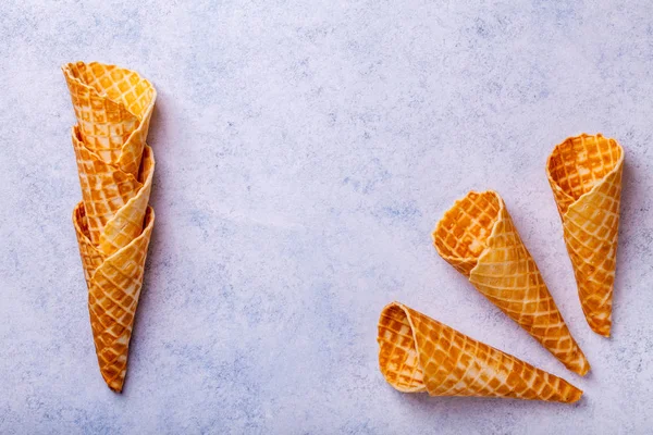 Cone de sorvete de waffle em um fundo leve — Fotografia de Stock