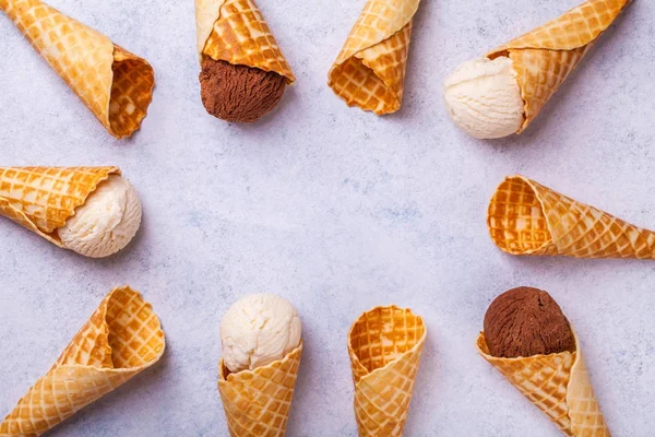 Конус вафельного мороженого на светлом фоне — стоковое фото