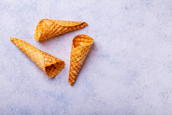 Cone de sorvete de waffle em um fundo leve — Fotografia de Stock