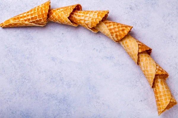 Cone de sorvete de waffle em um fundo leve — Fotografia de Stock