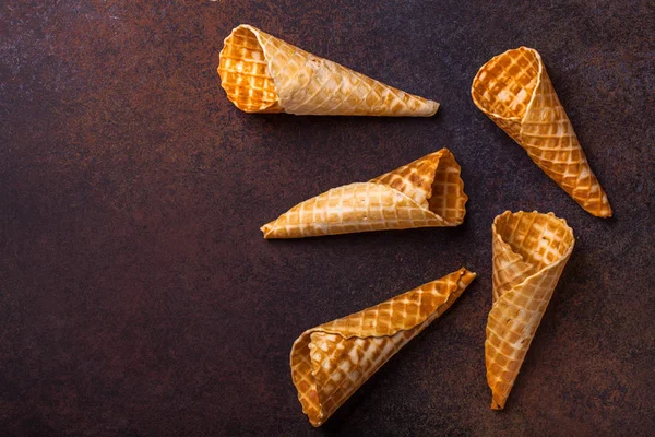 Gelato di cialde cono, sfondo scuro — Foto Stock