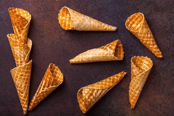 Gelato di cialde cono, sfondo scuro — Foto Stock