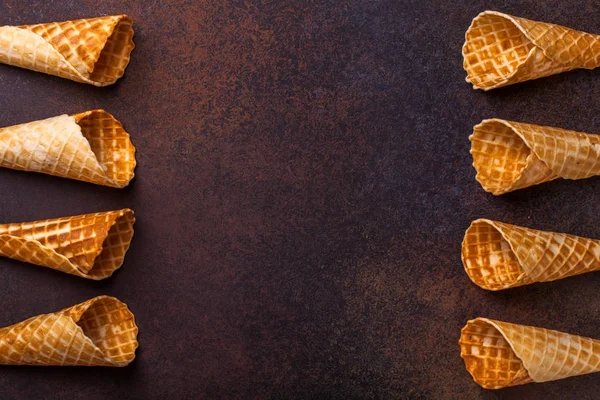 Waffle cone de sorvete, fundo escuro — Fotografia de Stock