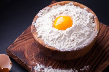 Karanlık bir arka plan, yatay ekmek yemek pişirmek için malzemeler