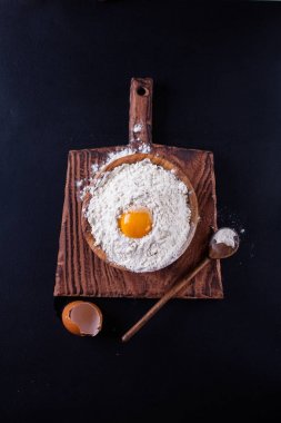 Ekmek karanlık bir arka plan üzerinde dikey olarak yemek pişirmek için malzemeler