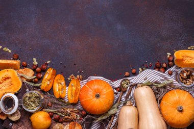 Turuncu ve bej kabak koyu arka plan, Sonbahar, yatay boşaltmak karşı