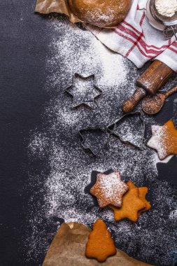 Noel zencefil çerezleri bir siyah arkaplan, dikey olarak