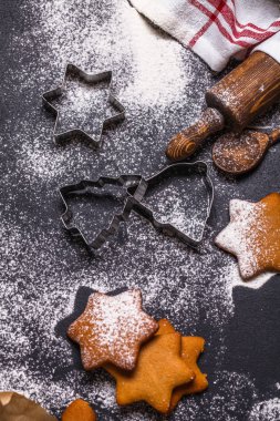 Noel zencefil çerezleri bir siyah arkaplan, dikey olarak