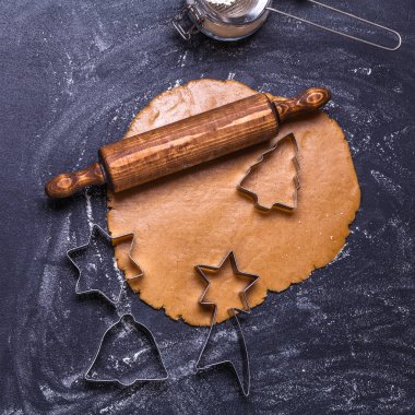 Noel zencefil çerezleri siyah bir arka plan, kare