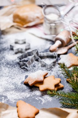 Noel zencefil çerezleri bir siyah arkaplan, dikey olarak