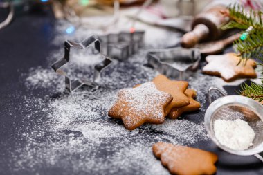 Noel zencefil çerezleri siyah bir arka plan, yatay