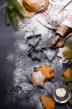 Noel zencefil çerezleri bir siyah arkaplan, dikey olarak