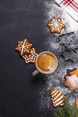 Noel zencefil çerezleri bir siyah arkaplan, dikey olarak