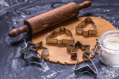 Noel zencefil çerezleri siyah bir arka plan, yatay