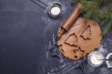 Noel zencefil çerezleri siyah bir arka plan, yatay