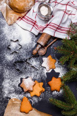 Noel zencefil çerezleri bir siyah arkaplan, dikey olarak
