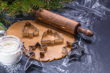 Noel zencefil çerezleri siyah bir arka plan, yatay