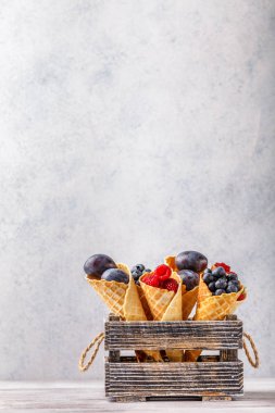 Gözleme koni orman meyveleri ile dikey olarak şeker