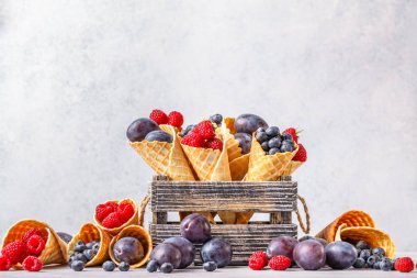 Şeker gözleme koni ile orman meyveleri yatay