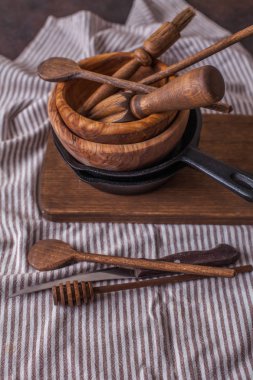 karanlık bir arka plan üzerinde ahşap mutfak eşyaları kümesi